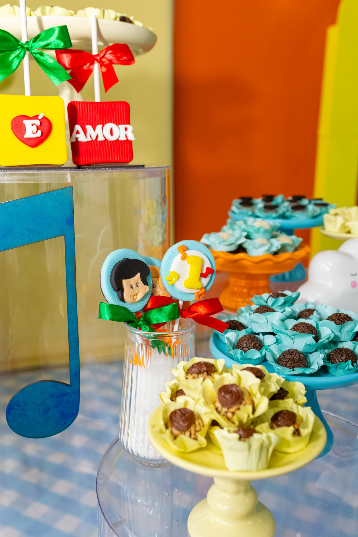 Aniversariante Davi comemorando a sua Primeira Volta ao Sol no seu aniversário de 1 ano em Caraguatatuba registrado pela On Click Fotografia