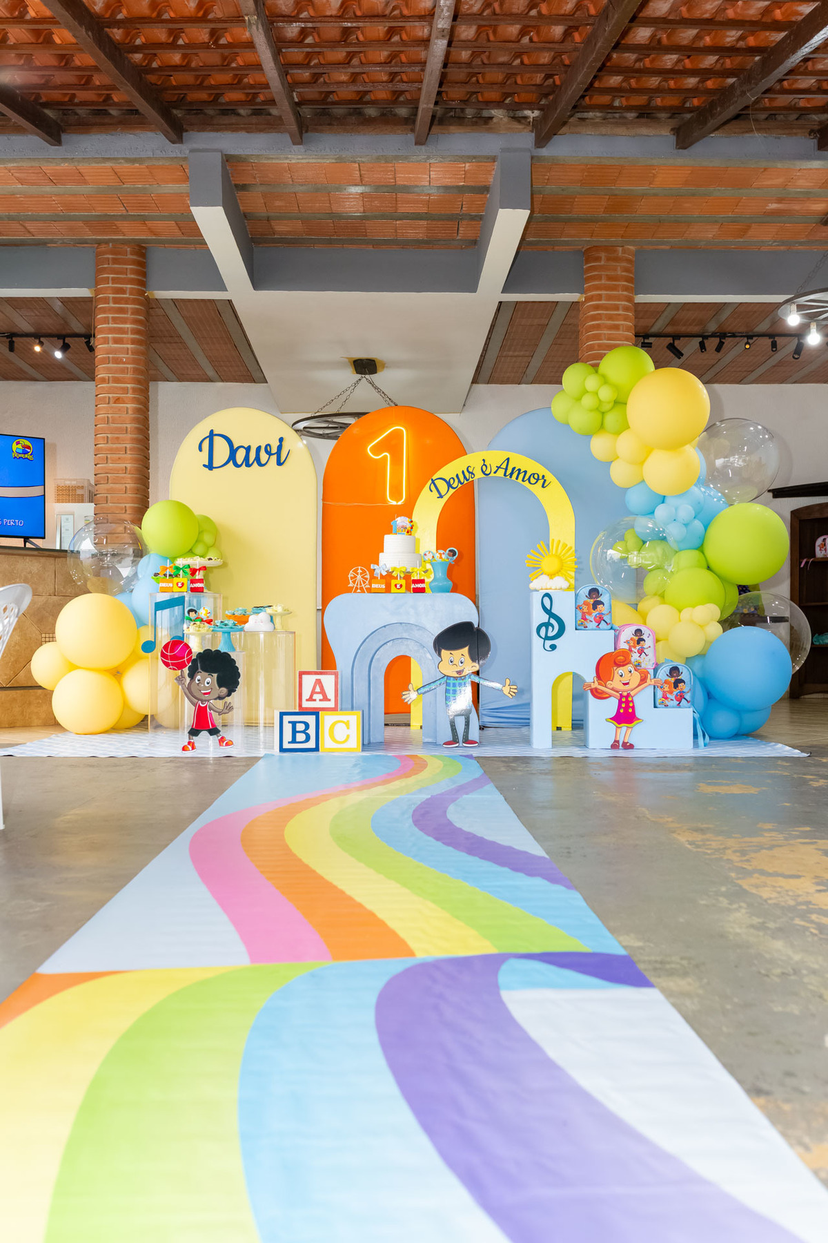Aniversariante Davi comemorando a sua Primeira Volta ao Sol no seu aniversário de 1 ano em Caraguatatuba registrado pela On Click Fotografia