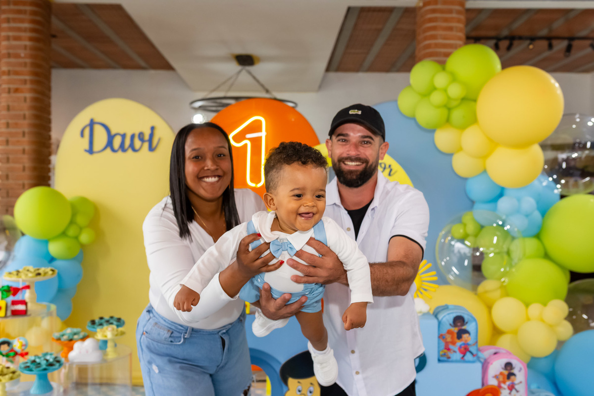 Aniversariante Davi comemorando a sua Primeira Volta ao Sol no seu aniversário de 1 ano em Caraguatatuba registrado pela On Click Fotografia