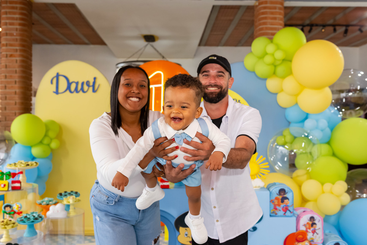 Aniversariante Davi comemorando a sua Primeira Volta ao Sol no seu aniversário de 1 ano em Caraguatatuba registrado pela On Click Fotografia