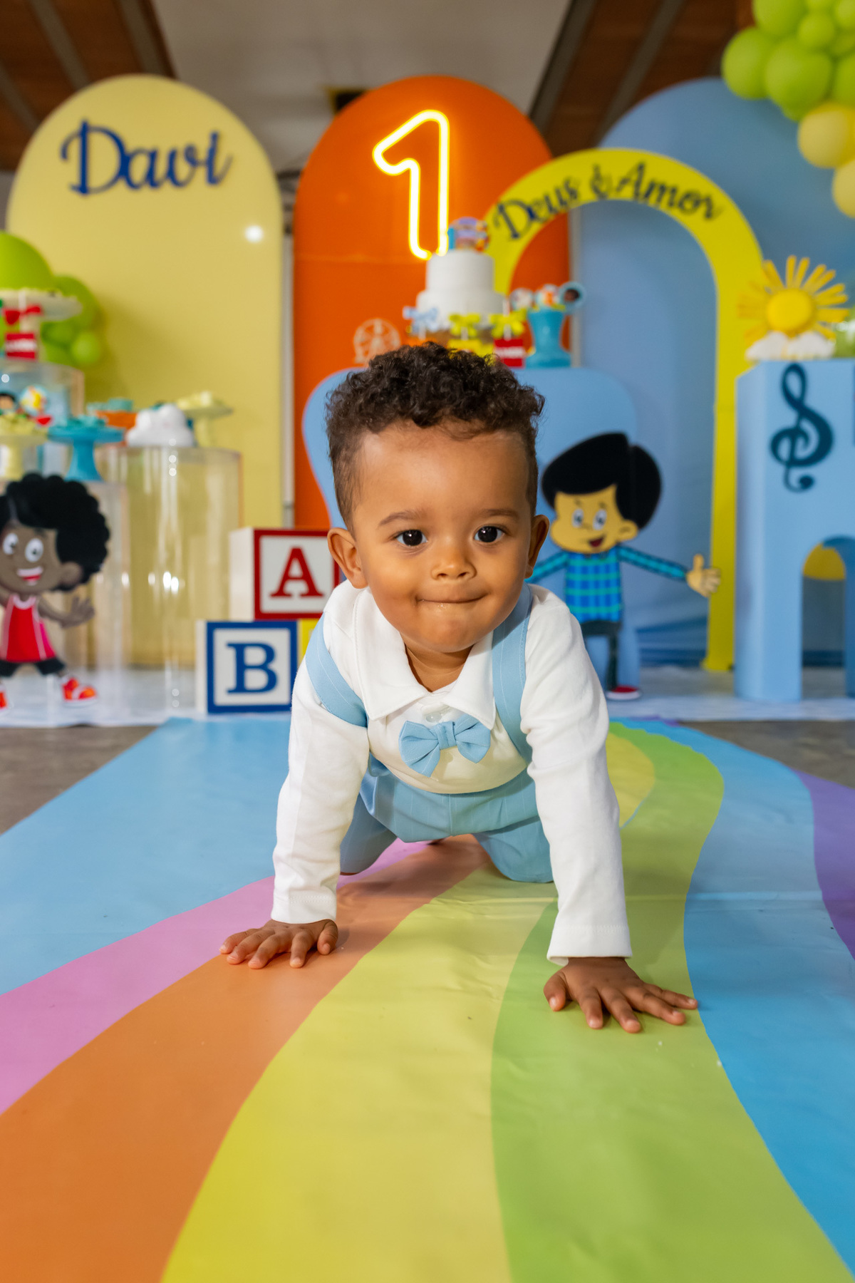Aniversariante Davi comemorando a sua Primeira Volta ao Sol no seu aniversário de 1 ano em Caraguatatuba registrado pela On Click Fotografia