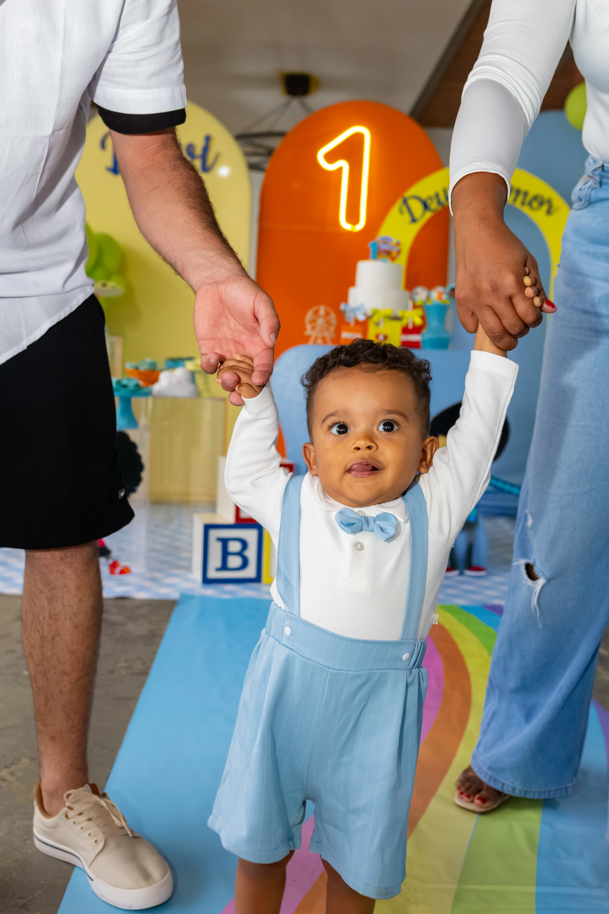 Aniversariante Davi comemorando a sua Primeira Volta ao Sol no seu aniversário de 1 ano em Caraguatatuba registrado pela On Click Fotografia