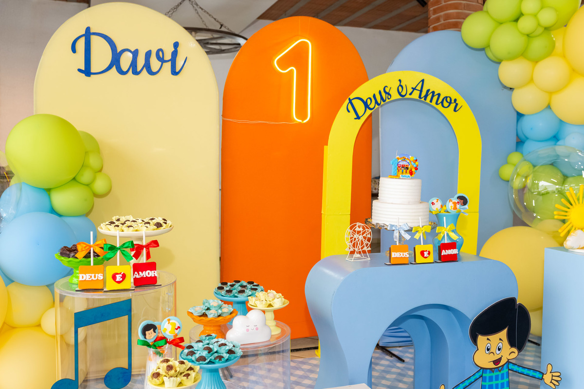 Aniversariante Davi comemorando a sua Primeira Volta ao Sol no seu aniversário de 1 ano em Caraguatatuba registrado pela On Click Fotografia