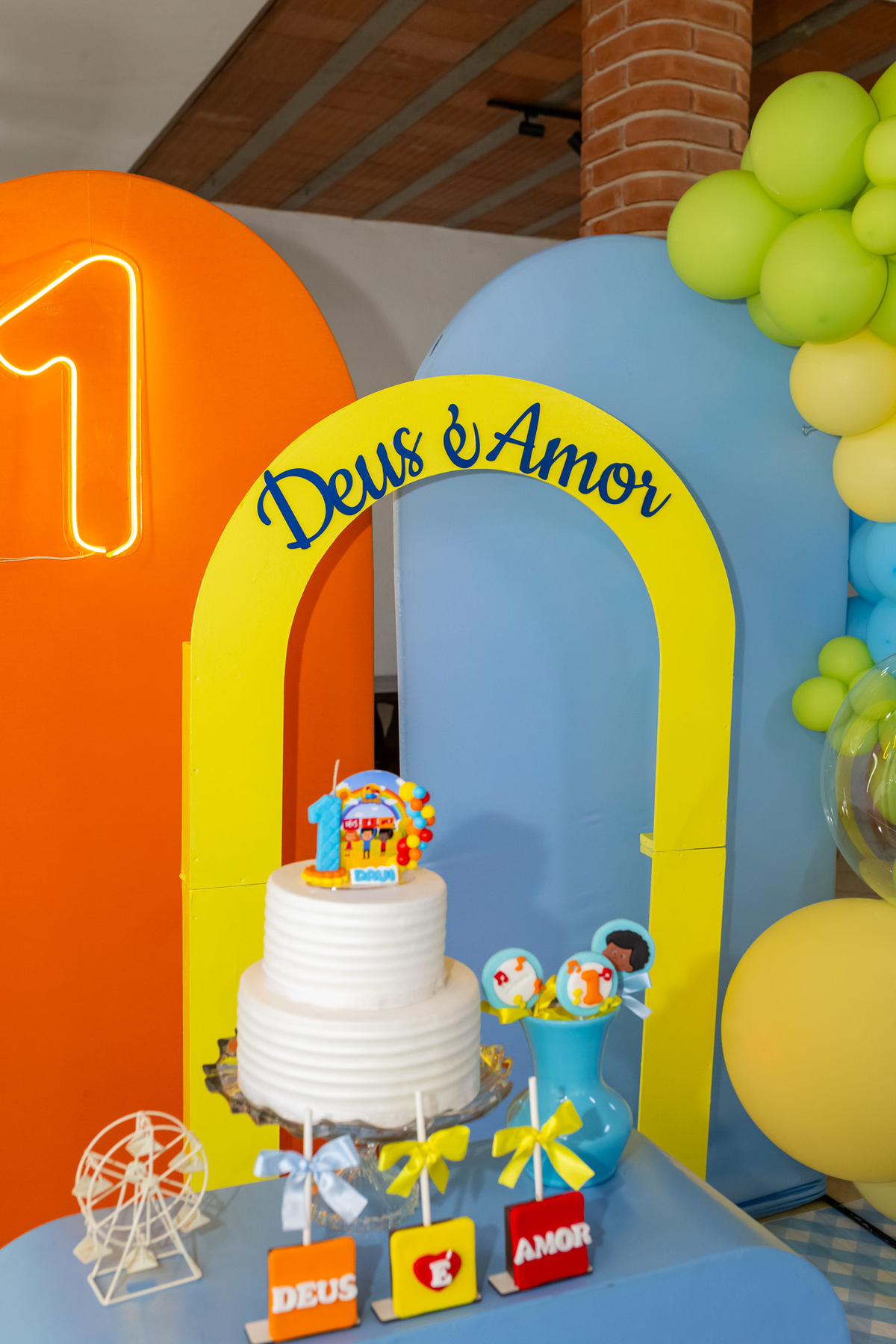 Aniversariante Davi comemorando a sua Primeira Volta ao Sol no seu aniversário de 1 ano em Caraguatatuba registrado pela On Click Fotografia