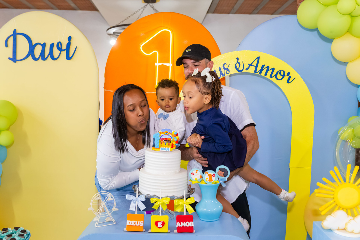 Aniversariante Davi comemorando a sua Primeira Volta ao Sol no seu aniversário de 1 ano em Caraguatatuba registrado pela On Click Fotografia