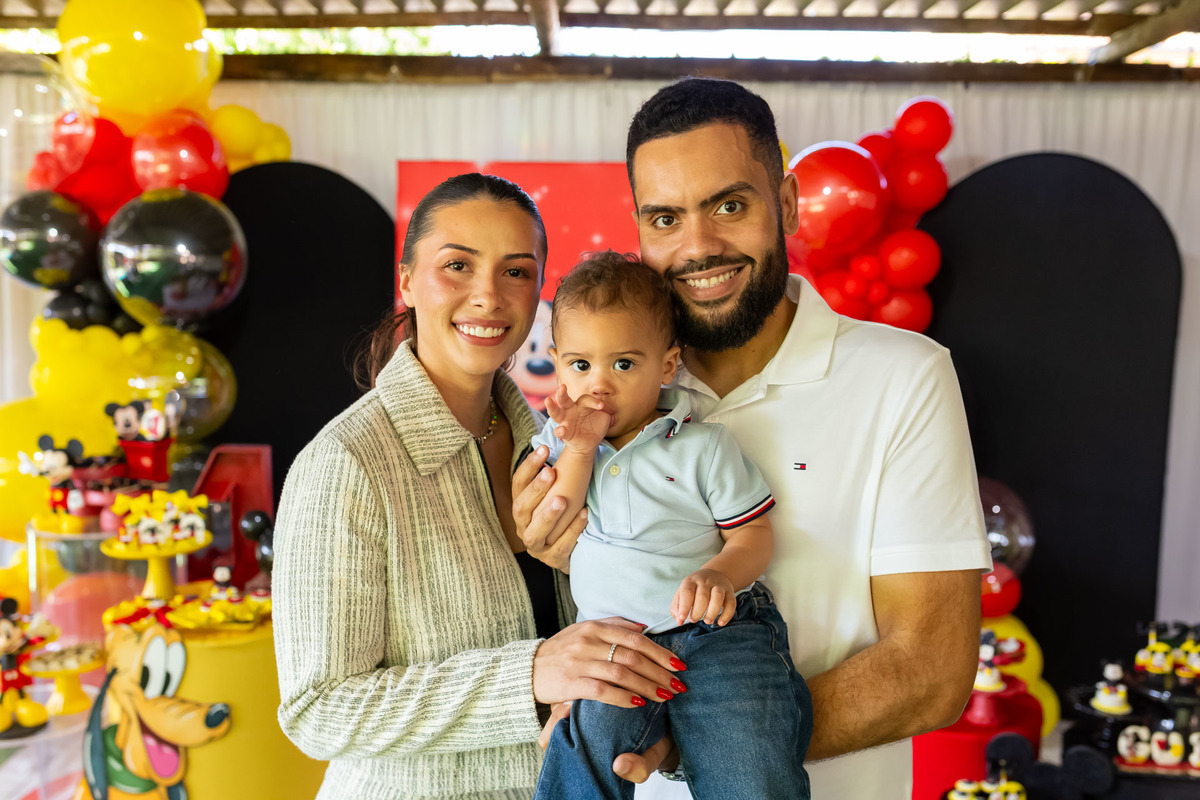 Aniversariante Guilherme comemorando seu aniversário de 1 ano no Buffet Magnific em Caraguatatuba registrado pela equipe da On Click Fotografia