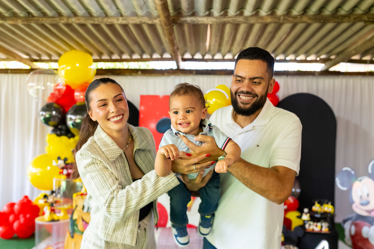 Aniversariante Guilherme comemorando seu aniversário de 1 ano no Buffet Magnific em Caraguatatuba registrado pela equipe da On Click Fotografia