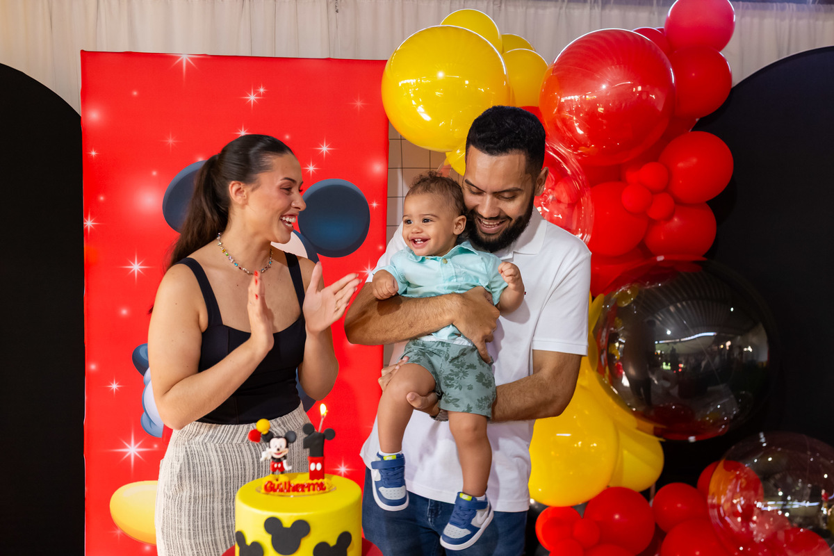 Aniversariante Guilherme comemorando seu aniversário de 1 ano no Buffet Magnific em Caraguatatuba registrado pela equipe da On Click Fotografia