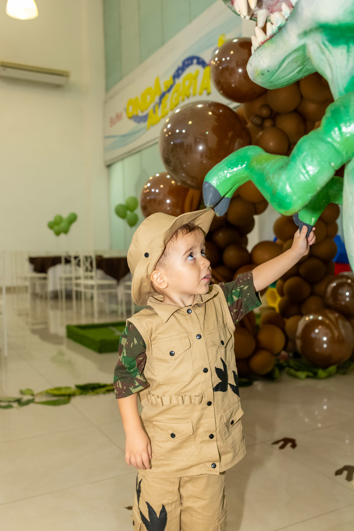 Aniversariante Isaac se divertindo na sua festa de 3 anos no Buffet Onda da Alegria em Caraguatatuba registrado pela On Click Fotografia