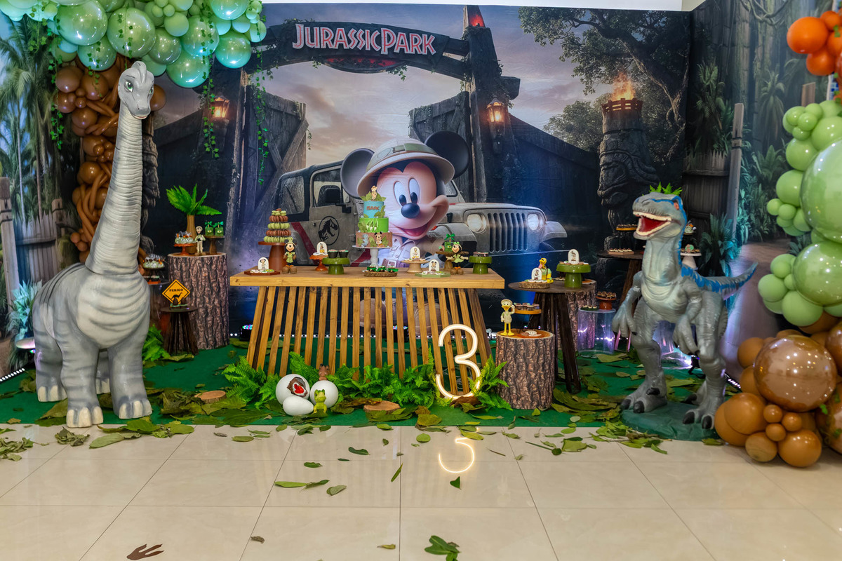 Aniversariante Isaac se divertindo na sua festa de 3 anos no Buffet Onda da Alegria em Caraguatatuba registrado pela On Click Fotografia