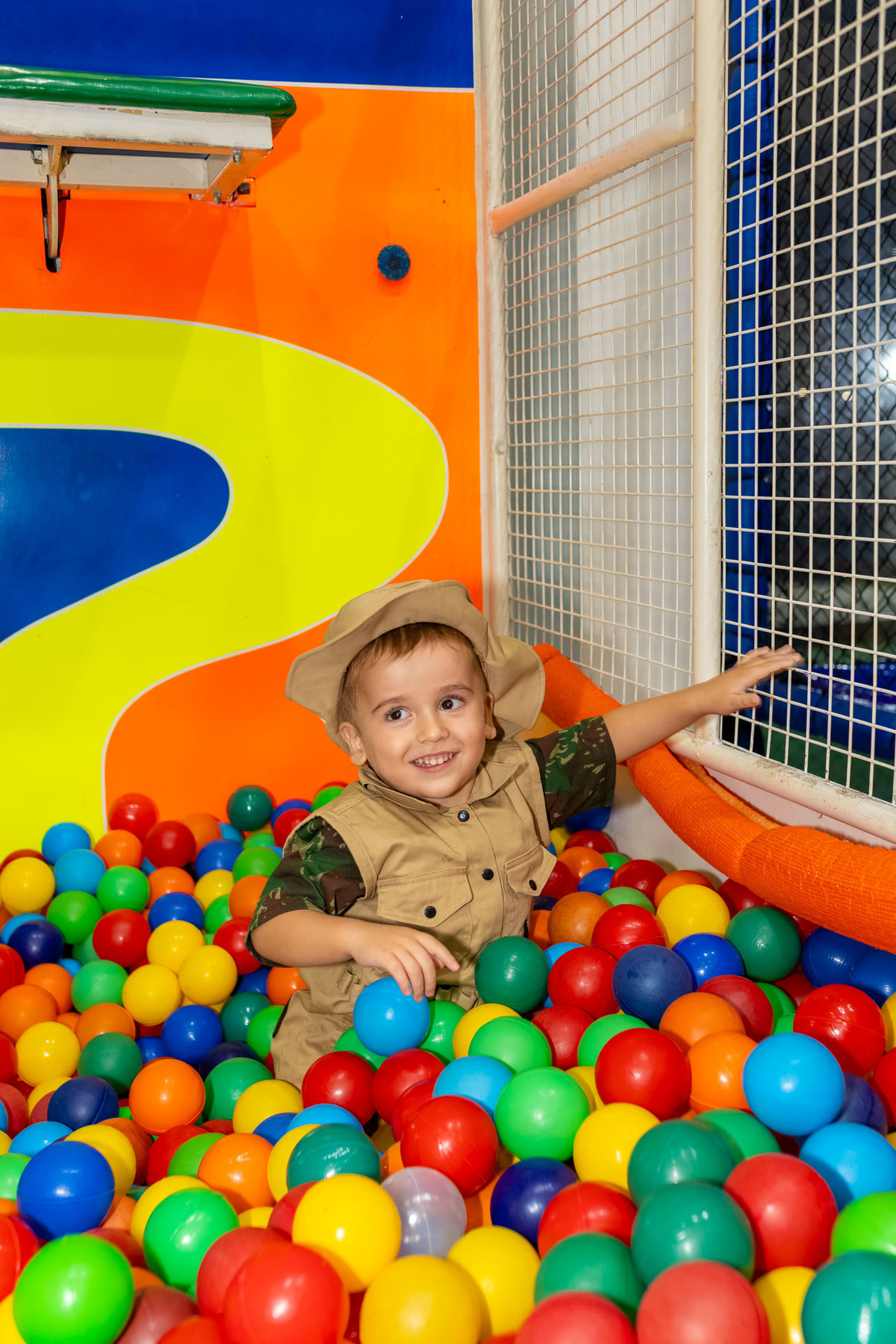 Aniversariante Isaac se divertindo na sua festa de 3 anos no Buffet Onda da Alegria em Caraguatatuba registrado pela On Click Fotografia