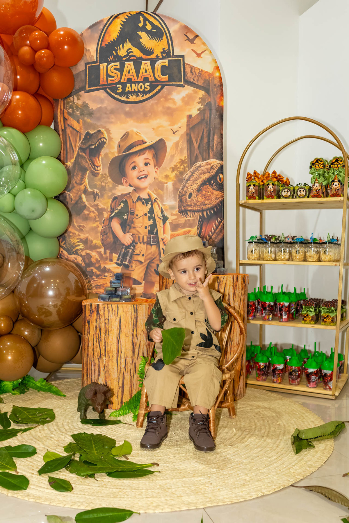 Aniversariante Isaac se divertindo na sua festa de 3 anos no Buffet Onda da Alegria em Caraguatatuba registrado pela On Click Fotografia