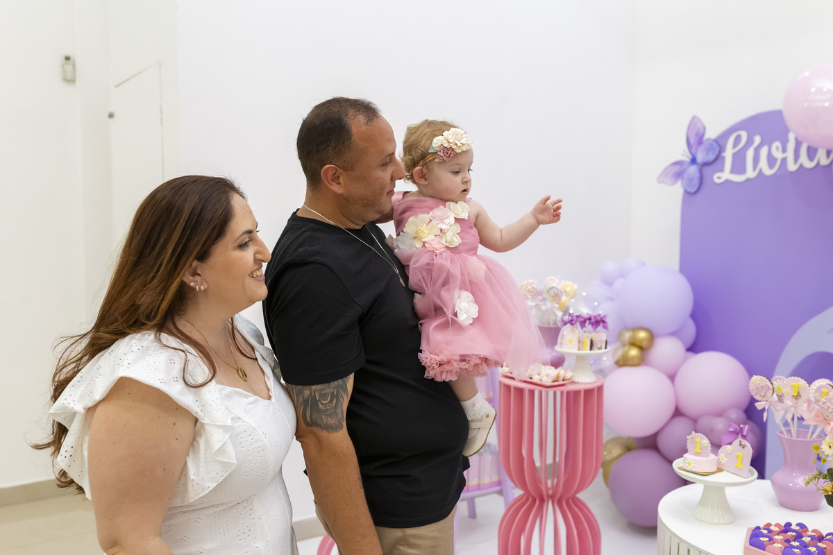 Aniversariante Lívia comemorando seu aniversário de 1 ano no Buffet Onda da Alegria em Caraguatatuba registrado pela On Click Fotografia
