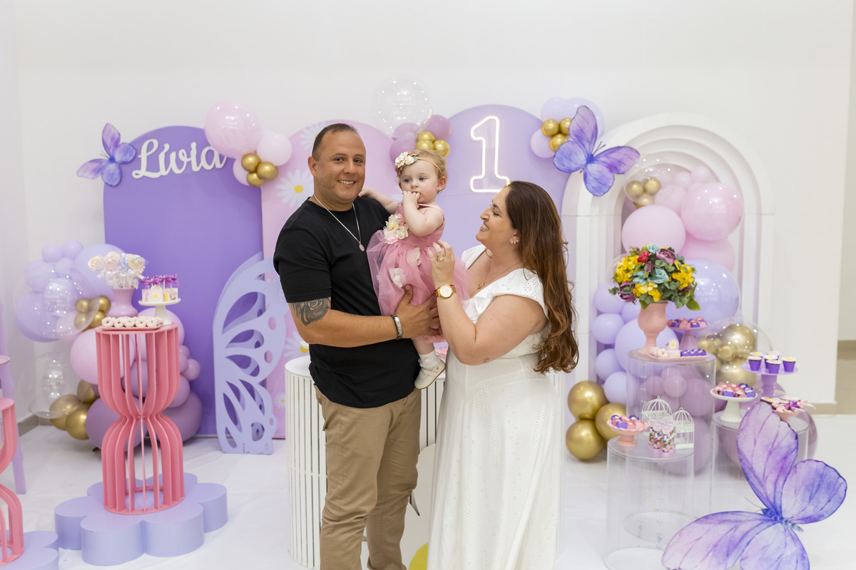 Aniversariante Lívia comemorando seu aniversário de 1 ano no Buffet Onda da Alegria em Caraguatatuba registrado pela On Click Fotografia