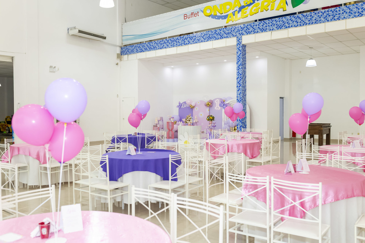 Aniversariante Lívia comemorando seu aniversário de 1 ano no Buffet Onda da Alegria em Caraguatatuba registrado pela On Click Fotografia