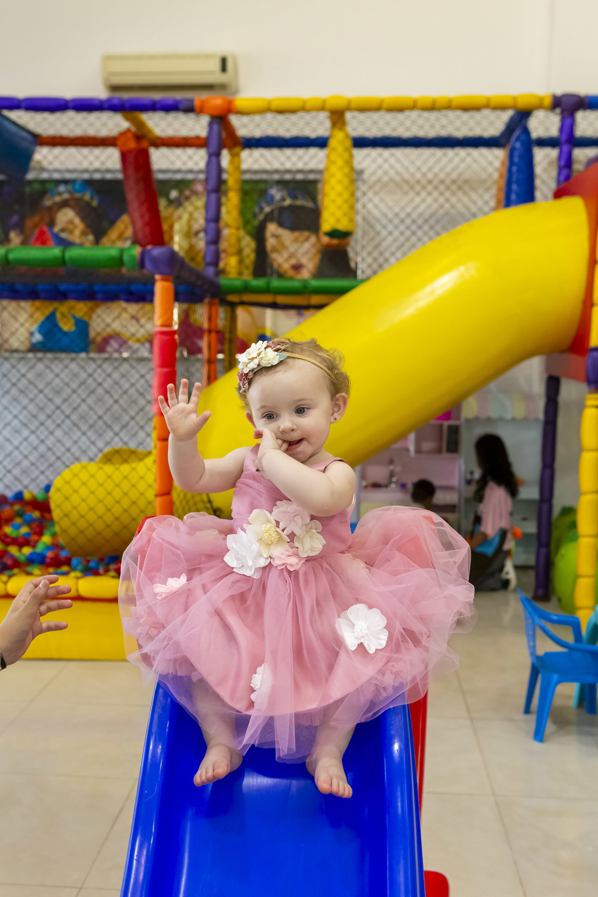 Aniversariante Lívia comemorando seu aniversário de 1 ano no Buffet Onda da Alegria em Caraguatatuba registrado pela On Click Fotografia