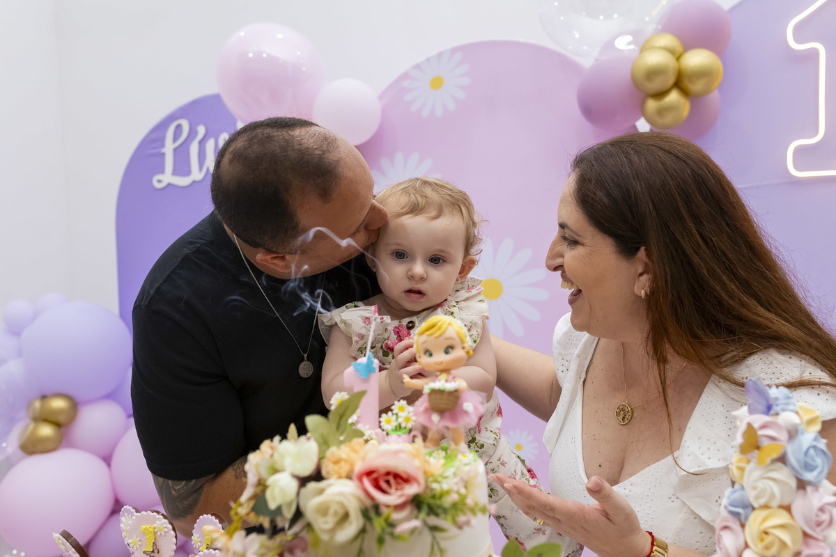 Aniversariante Lívia comemorando seu aniversário de 1 ano no Buffet Onda da Alegria em Caraguatatuba registrado pela On Click Fotografia