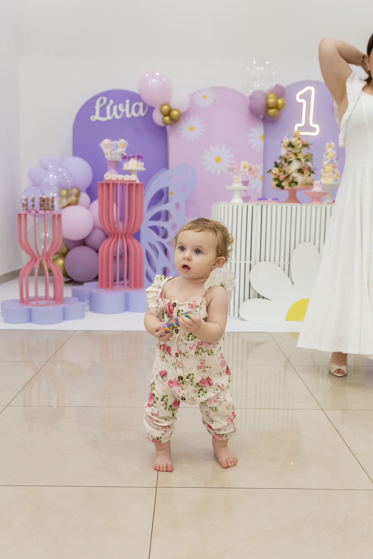 Aniversariante Lívia comemorando seu aniversário de 1 ano no Buffet Onda da Alegria em Caraguatatuba registrado pela On Click Fotografia