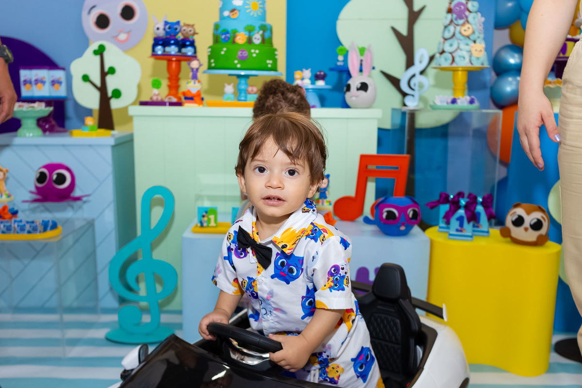 Aniversariante Noah sorrindo no seu aniversário de 1 ano em São José dos Campos registrado pela On Click Fotografia