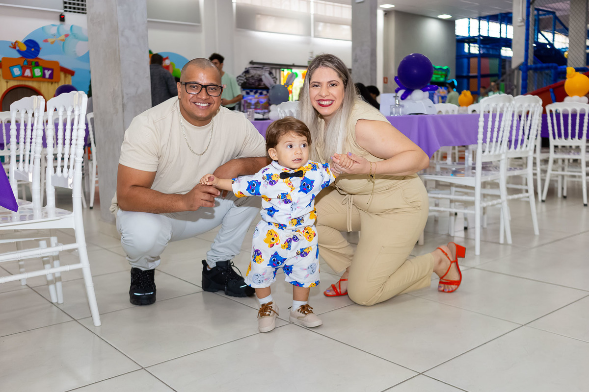 Aniversariante Noah sorrindo no seu aniversário de 1 ano em São José dos Campos registrado pela On Click Fotografia