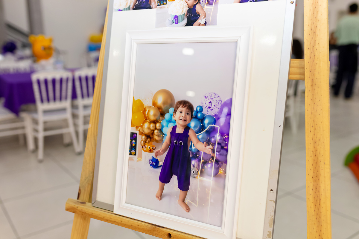 Aniversariante Noah sorrindo no seu aniversário de 1 ano em São José dos Campos registrado pela On Click Fotografia