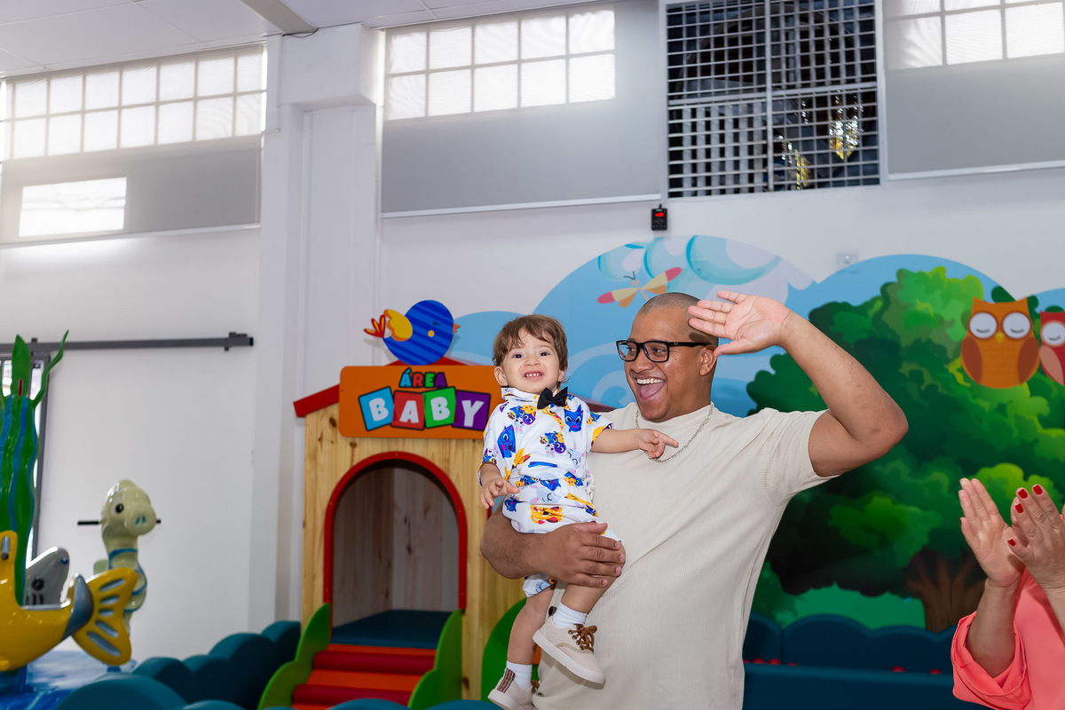 Aniversariante Noah sorrindo no seu aniversário de 1 ano em São José dos Campos registrado pela On Click Fotografia