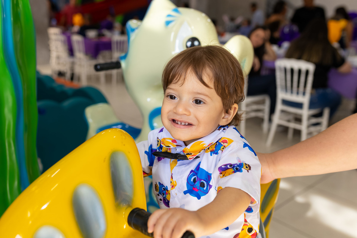 Aniversariante Noah sorrindo no seu aniversário de 1 ano em São José dos Campos registrado pela On Click Fotografia