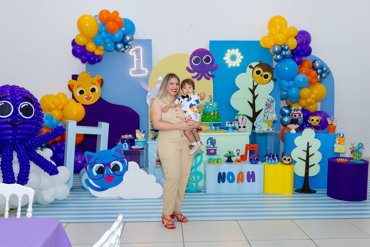 Aniversariante Noah sorrindo no seu aniversário de 1 ano em São José dos Campos registrado pela On Click Fotografia