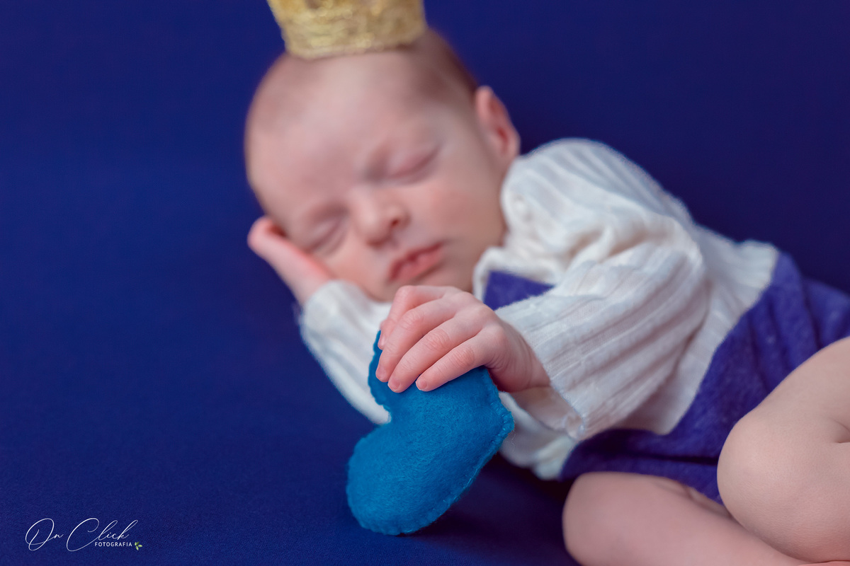 Newborn do Arthur - Pose no puff segurando coração azul - Home Estúdio On Click Fotografia - Newborn Caraguatatuba