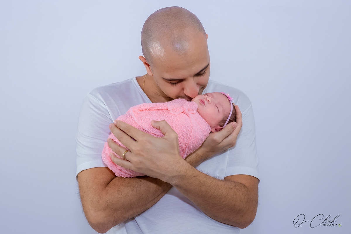 Newborn do Sophia - Pose com o papai - Home Estúdio On Click Fotografia - Newborn Caraguatatuba