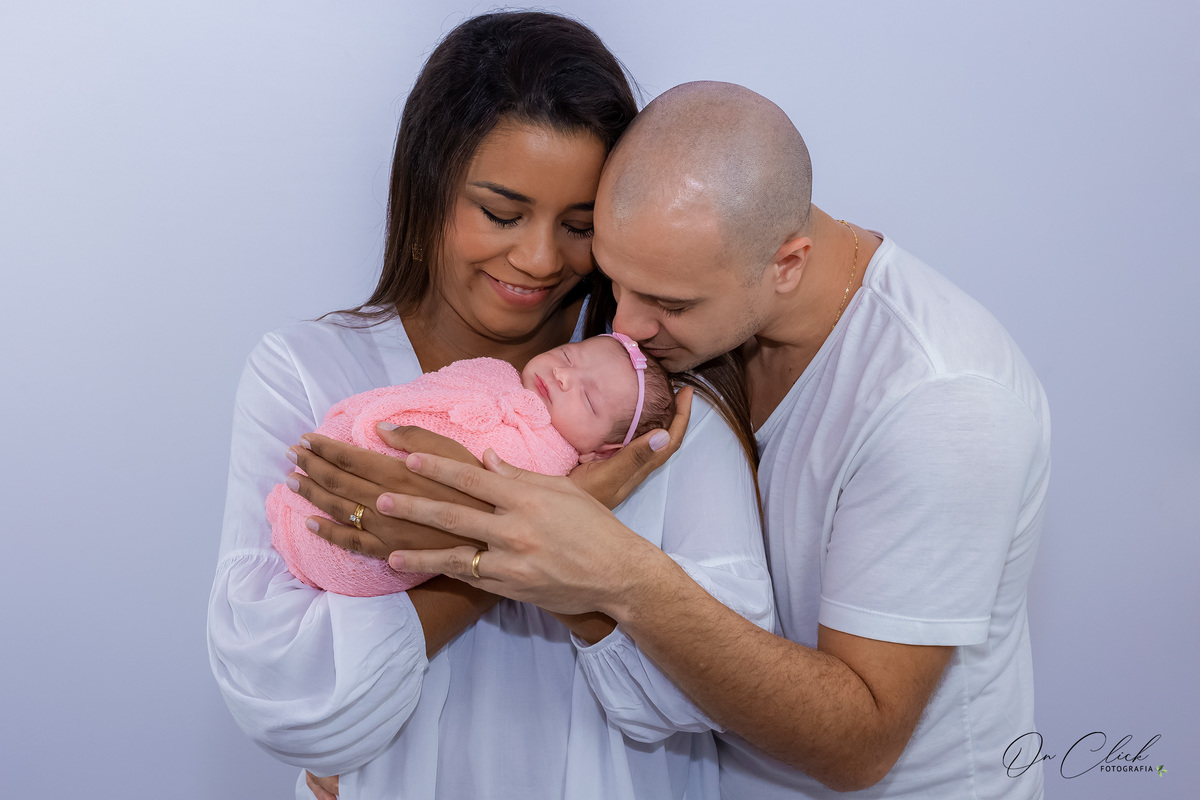 Newborn do Sophia - Pose com a mamãe e papai - Home Estúdio On Click Fotografia - Newborn Caraguatatuba