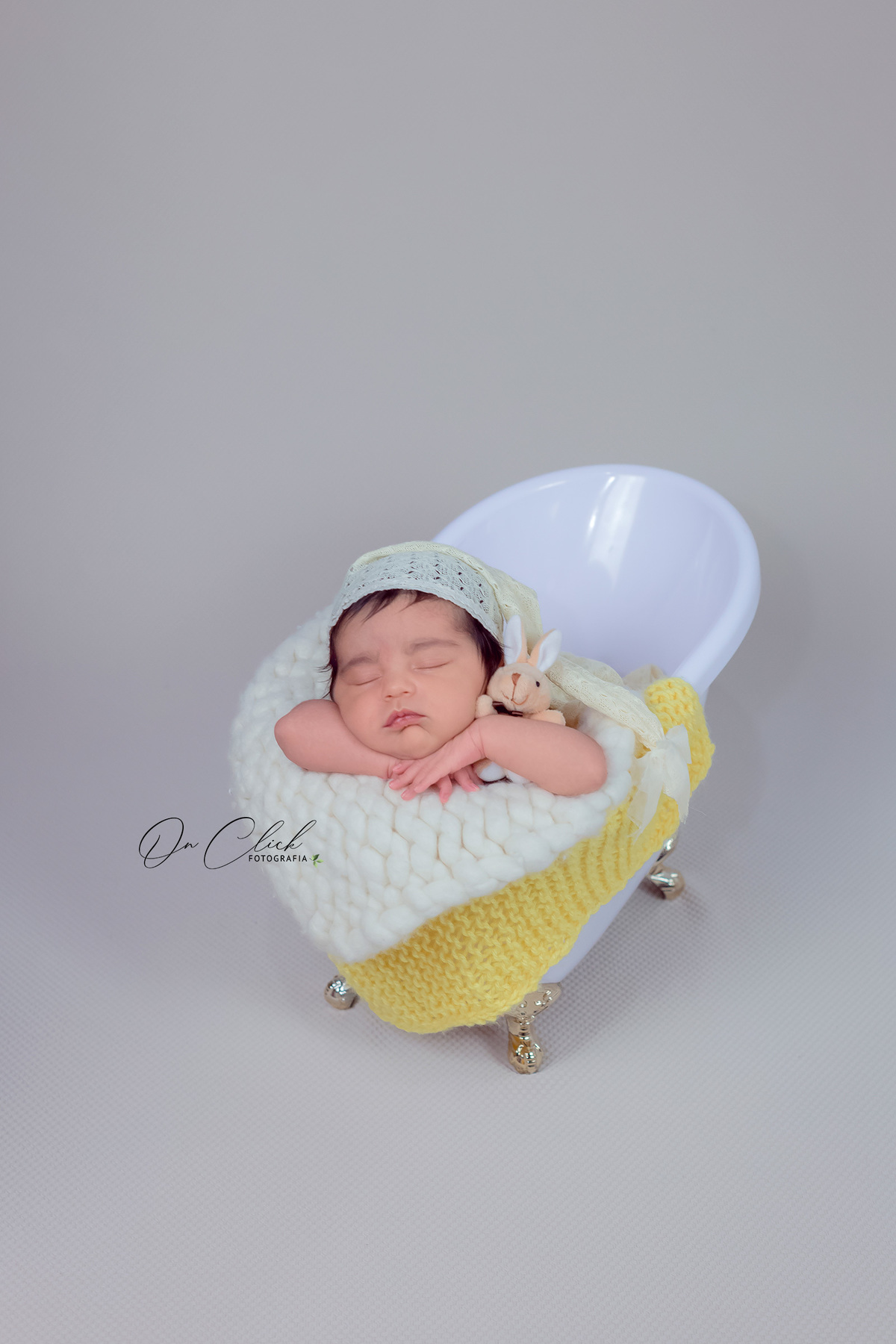 Newborn da Mirella Valentina  - Pose na banheira - Home Estúdio On Click Fotografia - Newborn Caraguatatuba