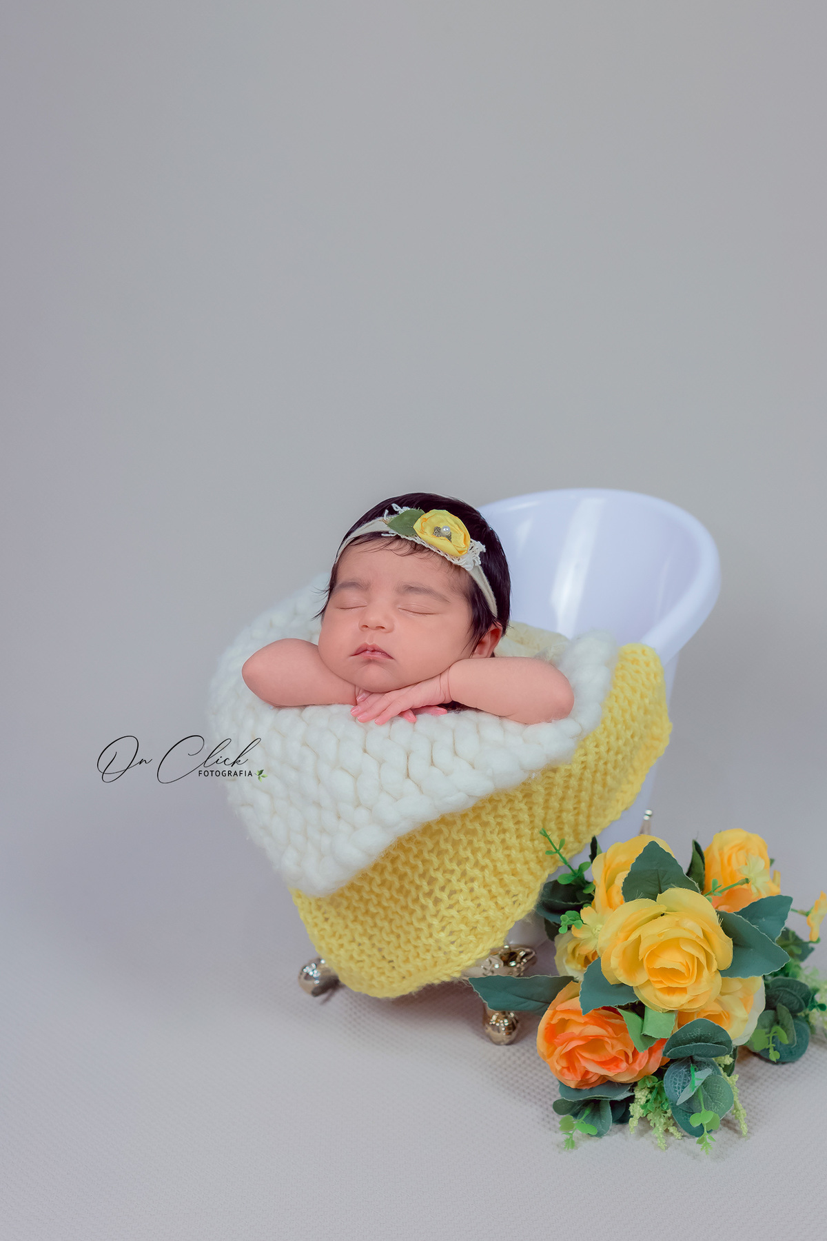 Newborn da Mirella Valentina  - Pose na banheira - Home Estúdio On Click Fotografia - Newborn Caraguatatuba