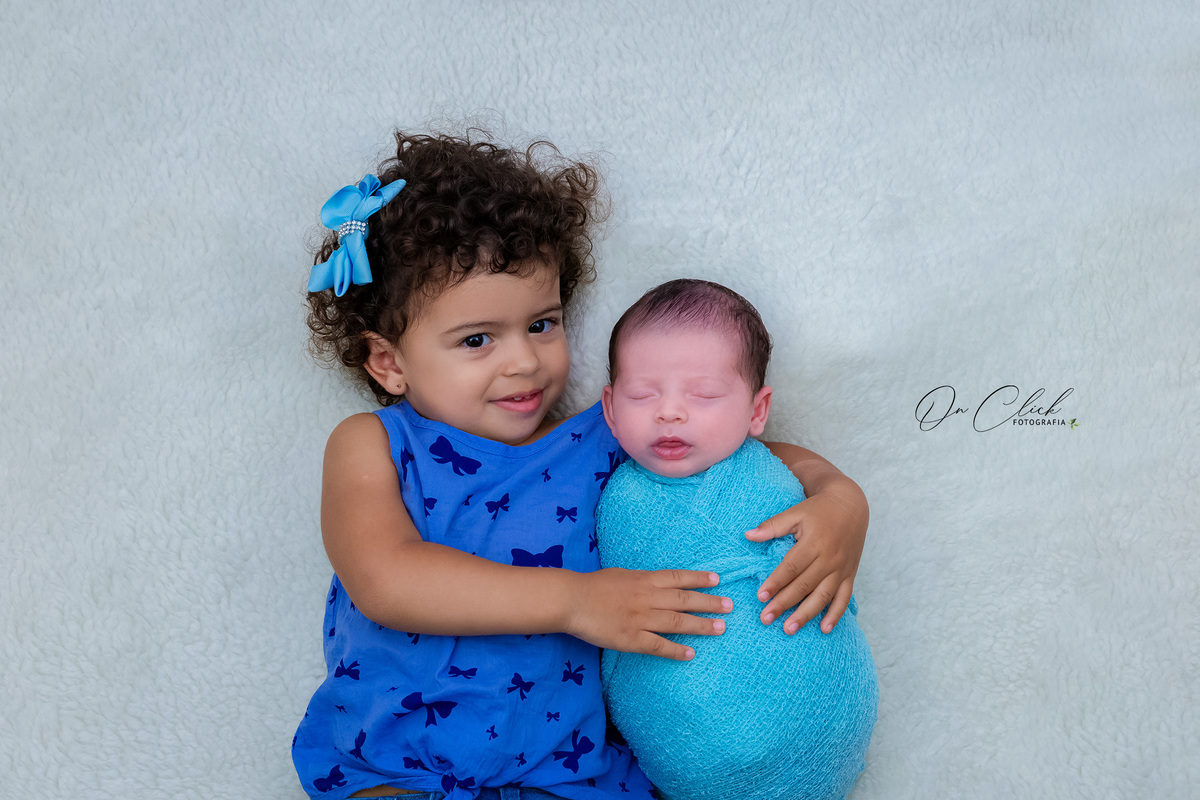 Newborn do José Henrique - Pose com a irmã - Home Estúdio On Click Fotografia - Newborn Caraguatatuba
