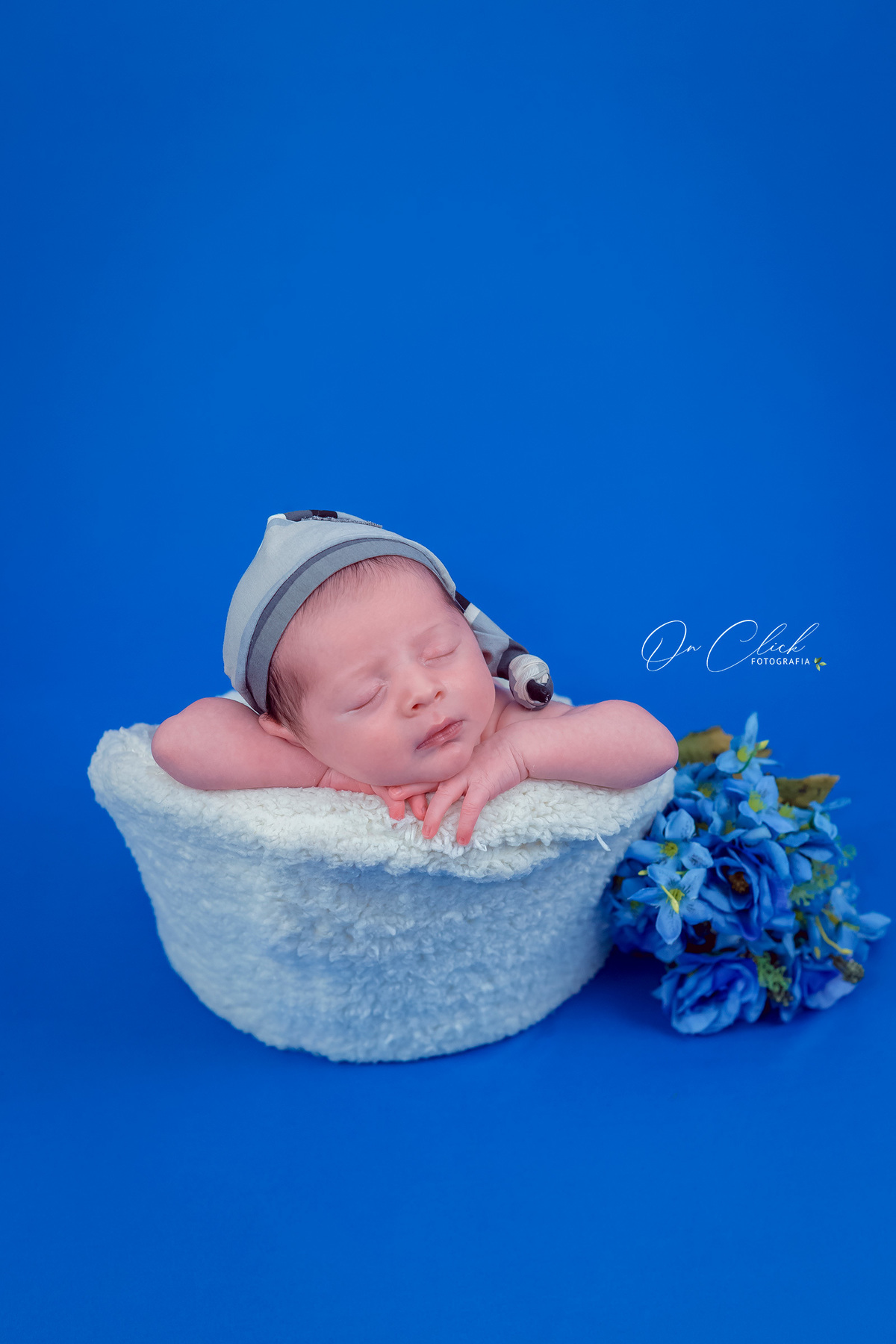 Newborn do José Henrique - Pose na poltrona com roupinha soneca - Home Estúdio On Click Fotografia - Newborn Caraguatatuba