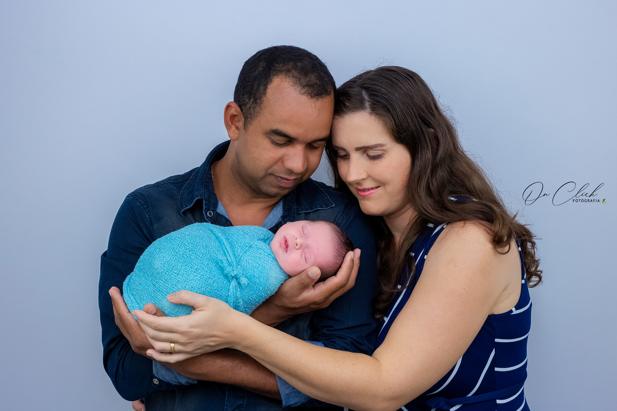 Newborn do José Henrique - Pose com papai e mamãe - Home Estúdio On Click Fotografia - Newborn Caraguatatuba