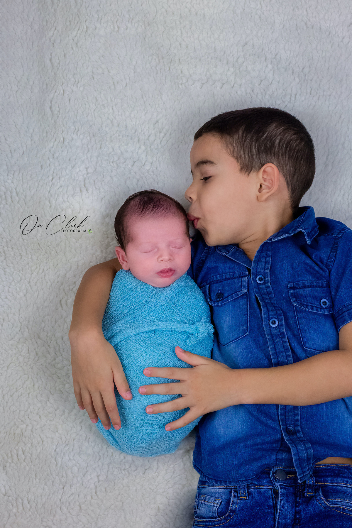 Newborn do José Henrique - Pose com o irmão - Home Estúdio On Click Fotografia - Newborn Caraguatatuba