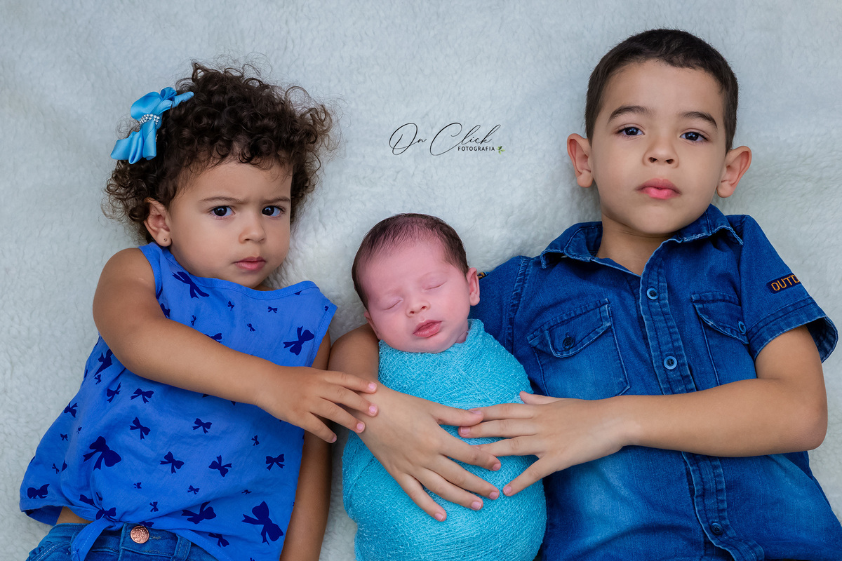 Newborn do José Henrique - Pose com os irmãos - Home Estúdio On Click Fotografia - Newborn Caraguatatuba