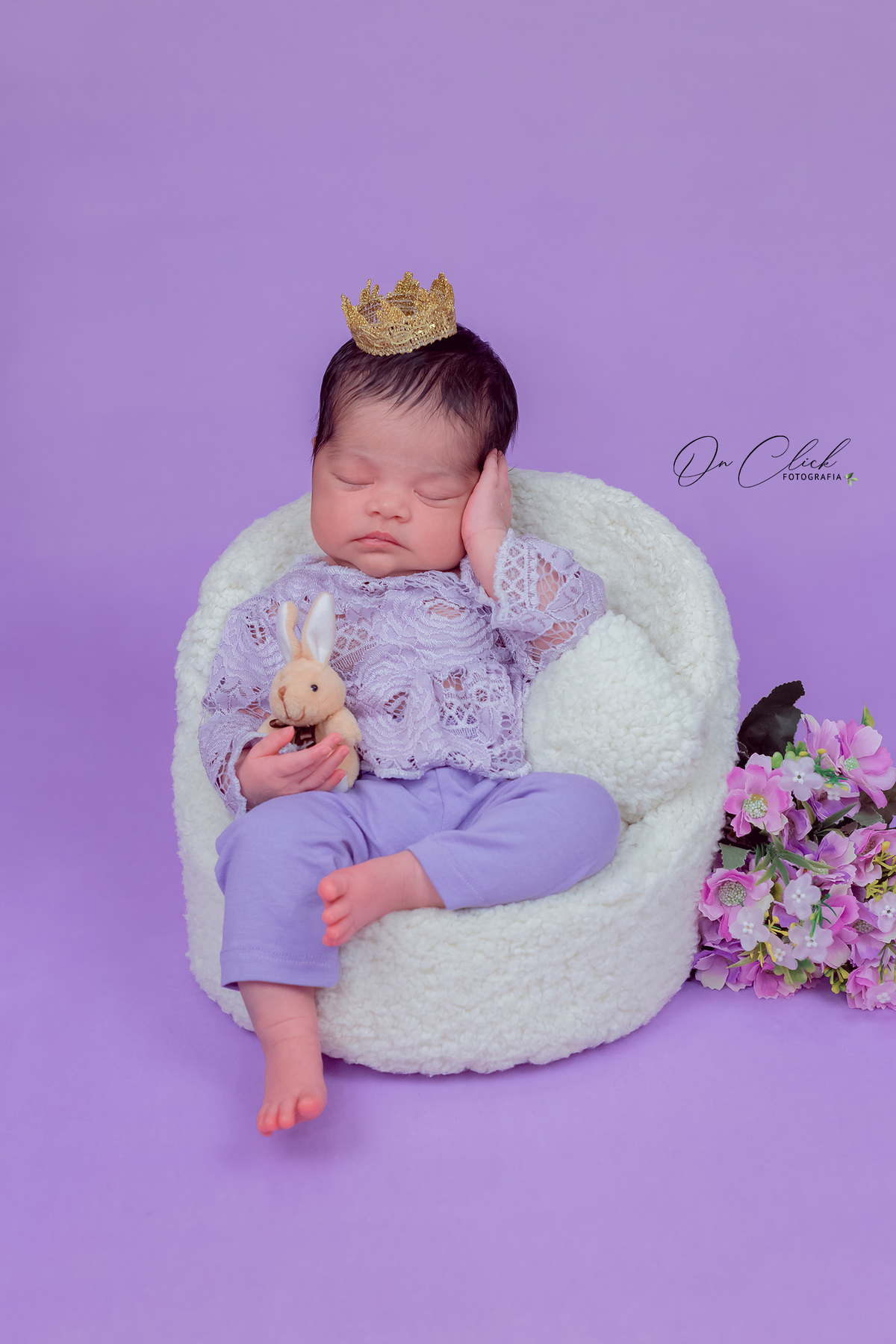 Newborn da Maria Cristina - Pose poltrona e coroa - Home Estúdio On Click Fotografia - Newborn Ubatuba