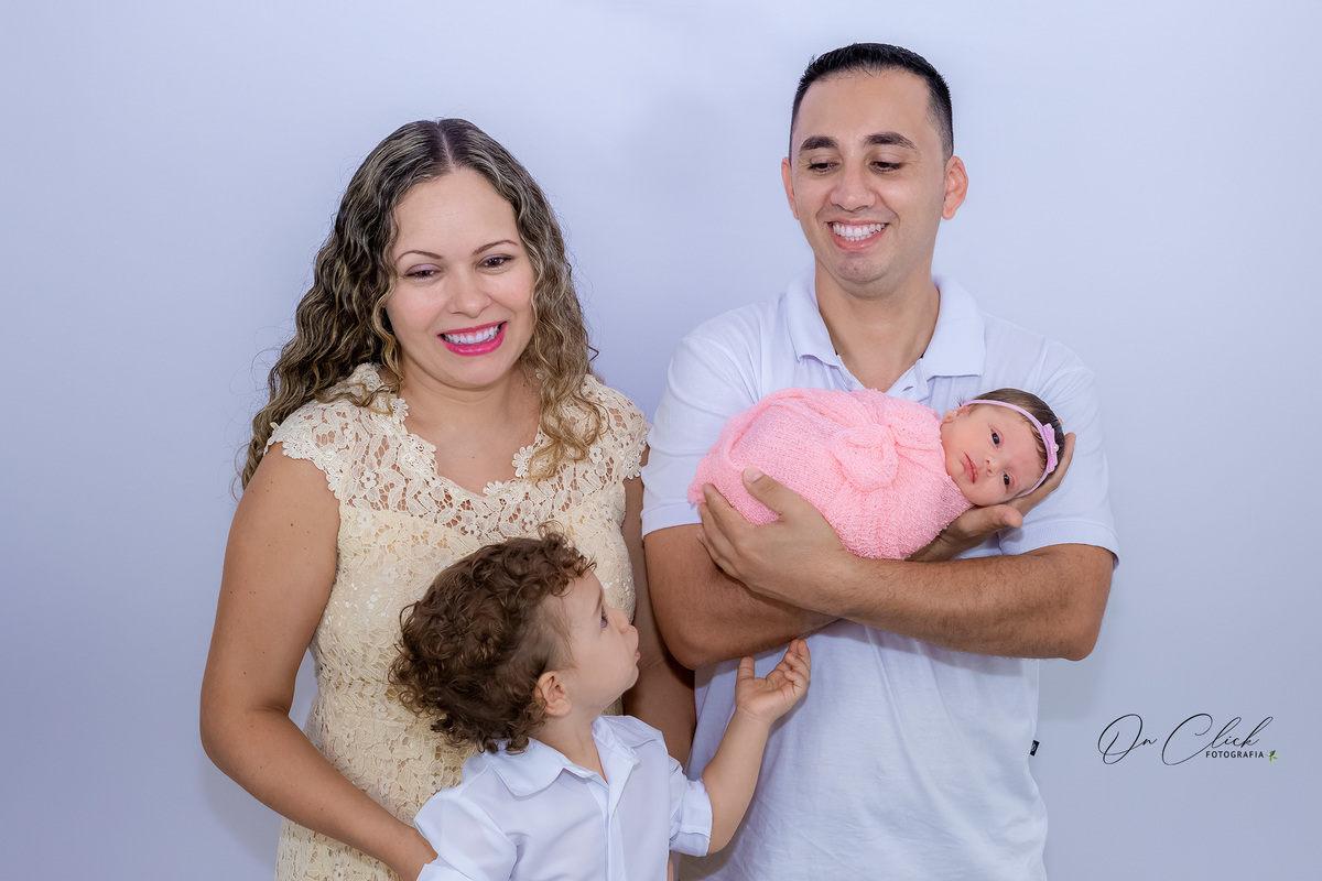 Newborn da Isabella - Pose com mamãe, papai e irmãozinho - Home Estúdio On Click Fotografia - Newborn Caraguatatuba