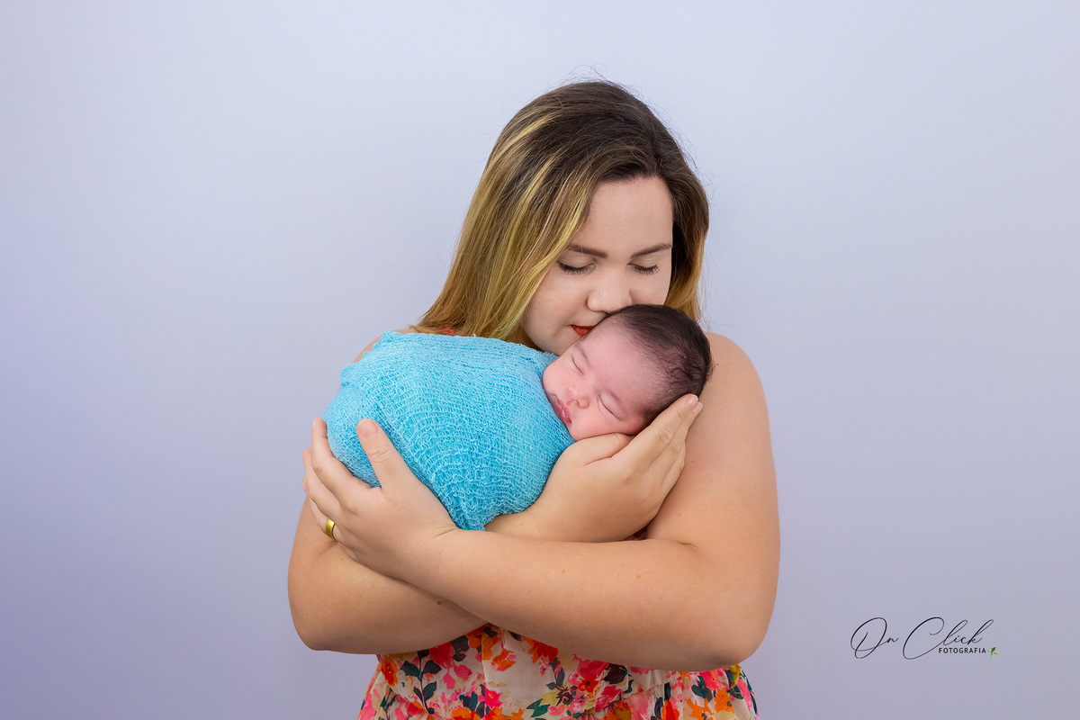 Newborn do Augusto - Pose no colo da mamãe - Home Estúdio On Click Fotografia - Newborn Caraguatatuba