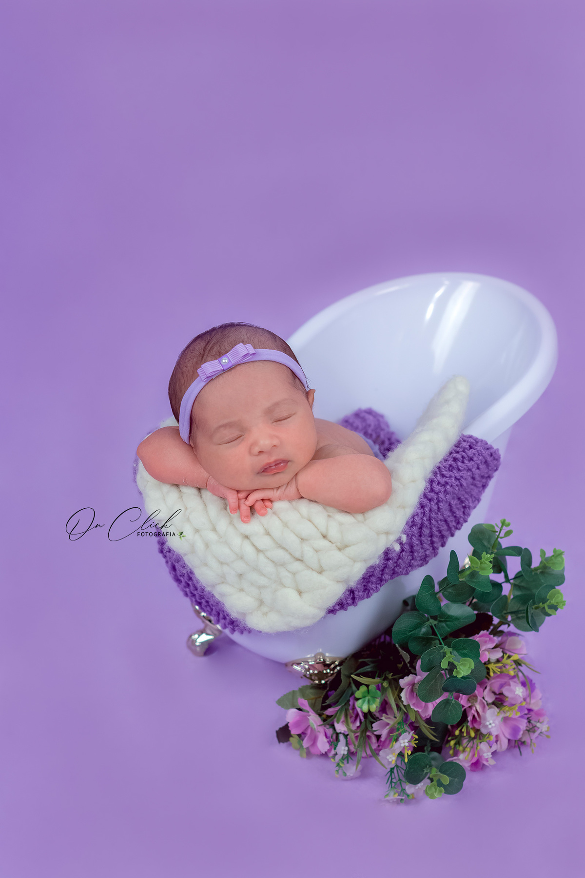 Newborn da Eloá - Pose na banheira - Home Estúdio On Click Fotografia - Newborn Caraguatatuba