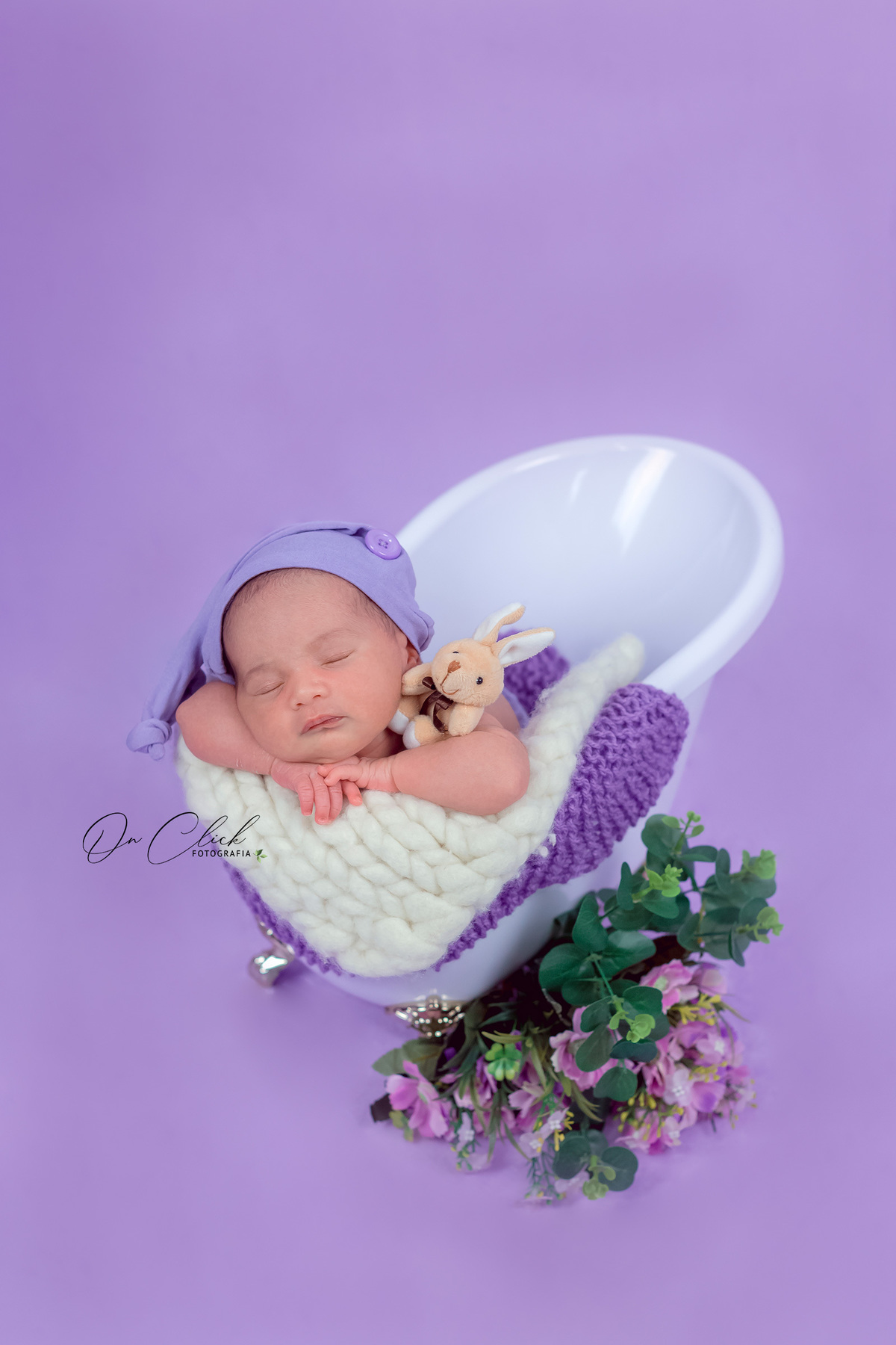 Newborn da Eloá - Pose na banheira - Home Estúdio On Click Fotografia - Newborn Caraguatatuba