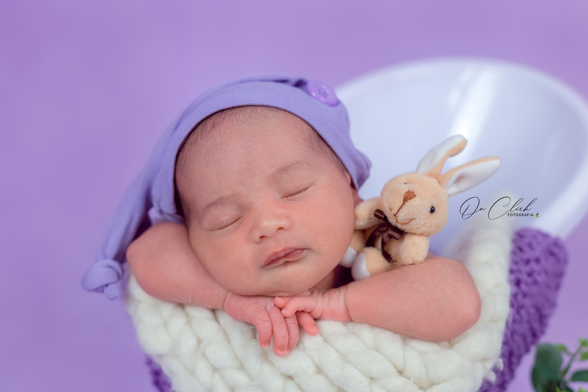 Newborn da Eloá - Pose na banheira - Home Estúdio On Click Fotografia - Newborn Caraguatatuba