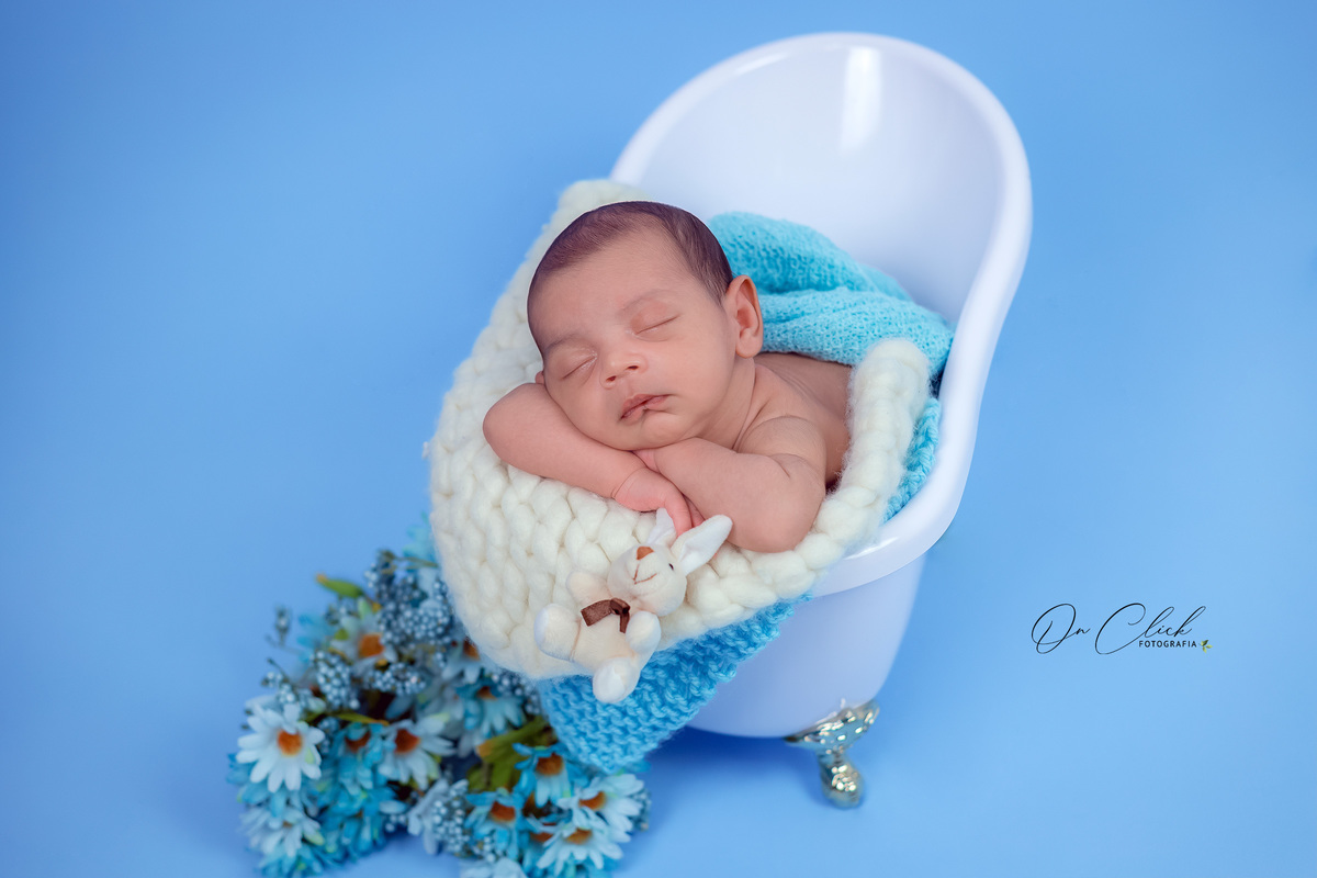 Newborn do Pedro Henrique - Pose da banheira - Home Estúdio On Click Fotografia - Newborn Caraguatatuba