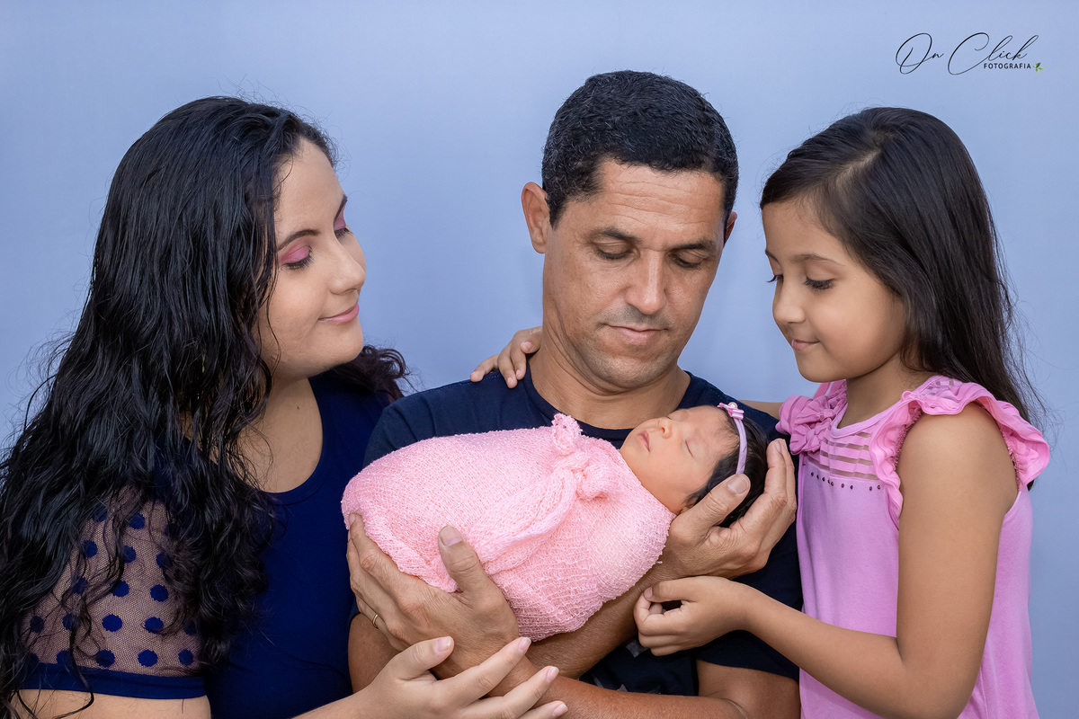 Newborn da Anelise - Pose com a família - Home Estúdio On Click Fotografia - Newborn Ubatuba
