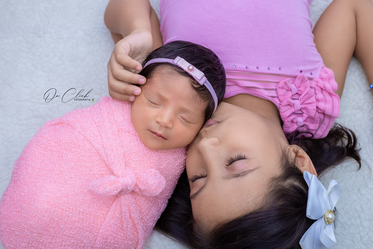 Newborn da Anelise - Pose com a irmã - Home Estúdio On Click Fotografia - Newborn Ubatuba