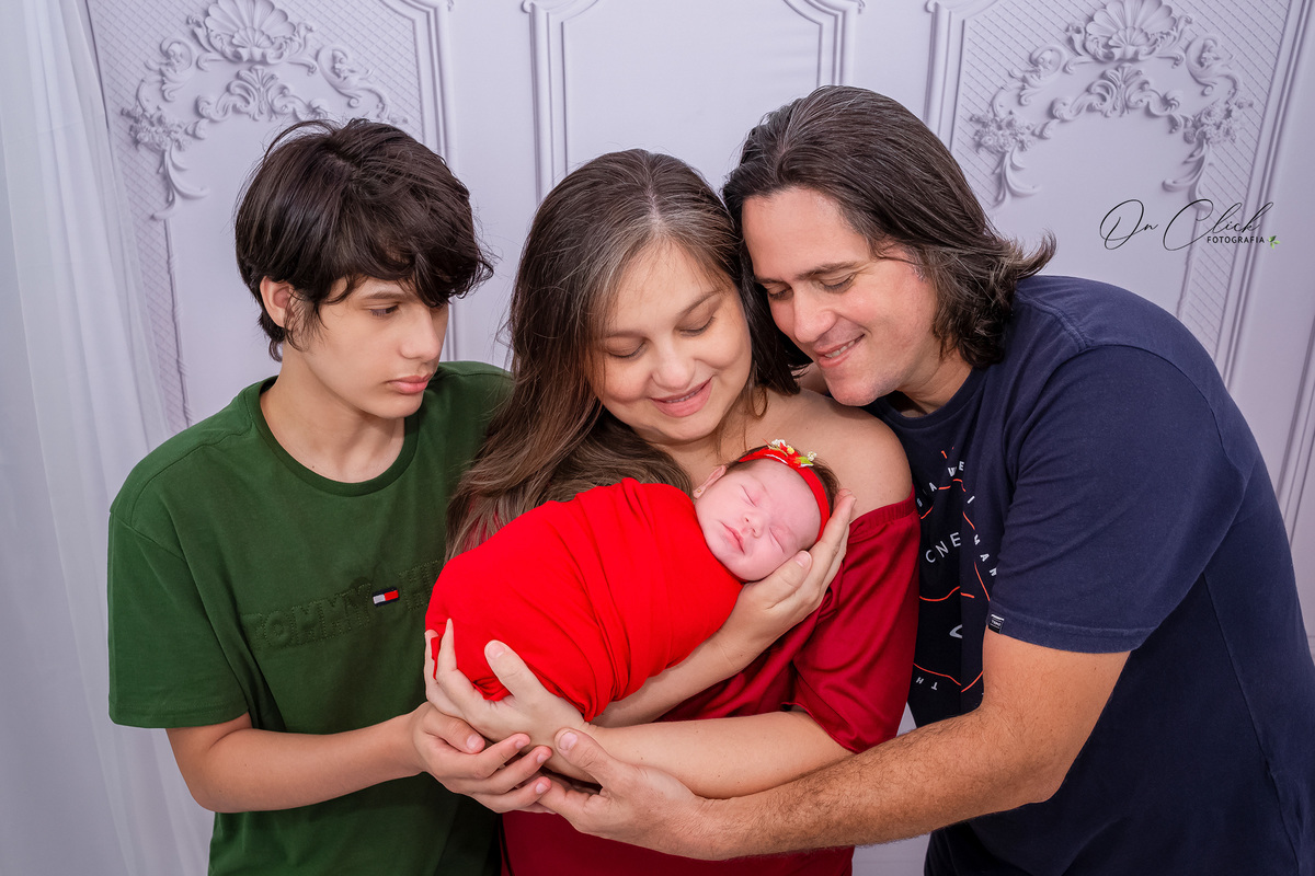 Newborn da Melissa - Foto com a família - Home Estúdio On Click Fotografia - Newborn Caraguatatuba