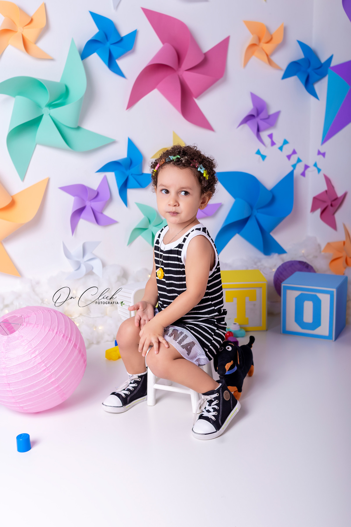 Mini sessão dia das crianças - Caixinha de Brinquedo da Helena - Cata-Vento e Pipa - Caraguatatuba-SP - On Click Fotografia