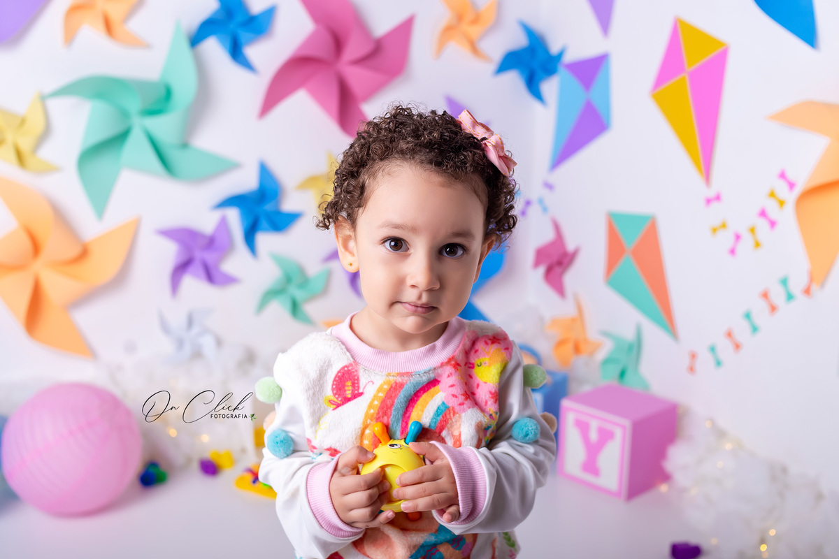 Mini sessão dia das crianças - Caixinha de Brinquedo da Helena - Cata-Vento e Pipa - Caraguatatuba-SP - On Click Fotografia